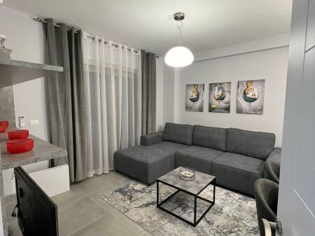 1+1,i mobiluar luks te hotel radisoni liqeni i thate,cmimi 600 euro