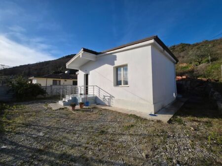 Casa privata in vendita con Certificato di Proprietà a Ndroq (dietro Villa Toscana)
