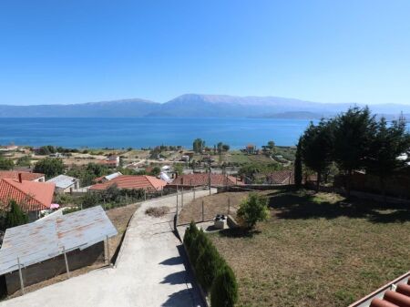 Villa su 2 Piani in Vendita – 3 km dall'Ingresso di Pogradec