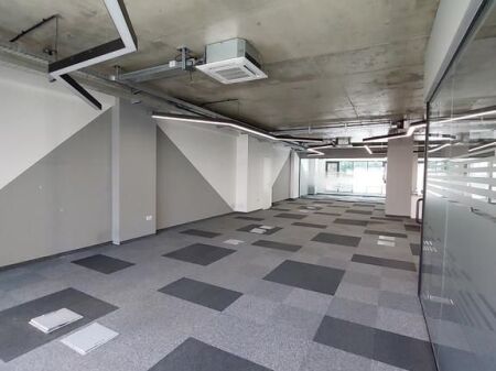 Locale commerciale in affitto 360 m2– Via dei Kosovari, Tirana