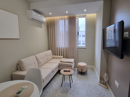 VENDESI DUE APPARTAMENTI – VIA KAVAJËS (INCROCIO 21 DHJETORIT)  5° piano residenziale (edificio esistente, senza ascensore)  Superficie: 65 m² in totale, arredato, con ipoteca.  Appartamento adatto per abitazione o investimento B&B  Prezzo: 200.000 €