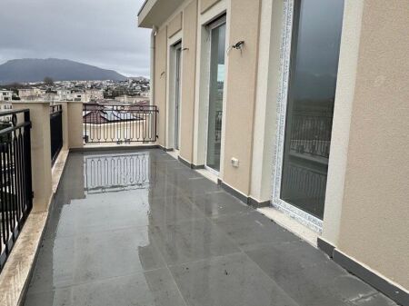  Villa di Lusso su 3 Piani in Vendita – Collina Verde, vicino a TEG