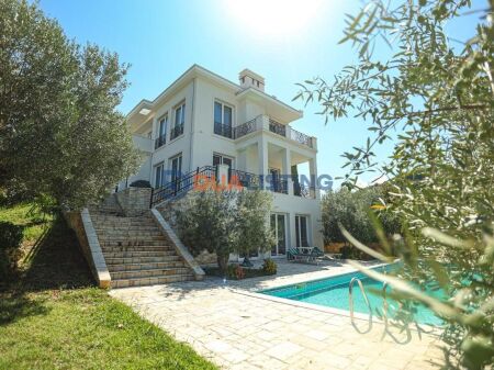 VILLA CON PISCINA IN AFFITTO AL LAGO ASCIUTTO!
