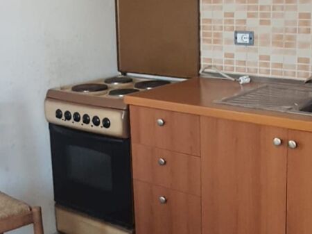 APARTAMENT 1+1. 32000 LEKE.ISH TREGU ELEKTRIK