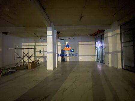 LOCALE COMMERCIALE IN AFFITTO PRESSO L'EX PARCO VICINO A REPORT TV 130M2 150000 LEK