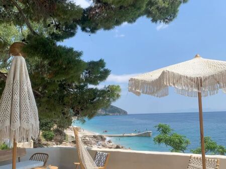 Locale commerciale in vendita sulla strada a Dhermi a 500 m dal mare