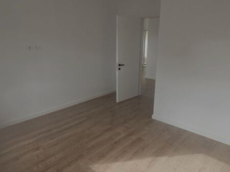 Appartamento in Vendita 3+1+2 – Pazari i Ri   Posizione molto richiesta, vicino al centro di Tirana   Tipologia: 3+1+2  Piano: 2  Orientamento: Sud–Ovest (illuminazione naturale per tutto il giorno)  Palazzo appena completato, pronto per essere abitato  Superficie totale: 135.5 m²  Superficie netta  116.95 m²  Prezzo: 2.500 € / m²