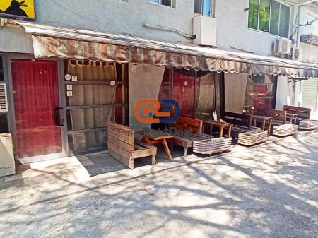 Tek Qytet Studenti, Shitet Ambient Komercial Buze Rruge
