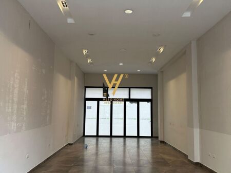 LOCALE COMMERCIALE DI 90 M2 IN AFFITTO IN VIA FROSINA PLAKU 90.000 LEKE
