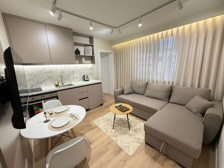  SUPER INVESTIMENTO in 21 Dhjetori!   Vendesi in vendita 2 Appartamenti 1+1 (insieme)  All'incrocio di 21 Dhjetori  5° piano (ultimo) – edificio esistente, senza ascensore  65 m² nel registro   Completamente arredati  Ristrutturati e mai abitati  Ideali per affitto a lungo termine o giornaliero (Airbnb)   200.000 € (entrambi insieme)  