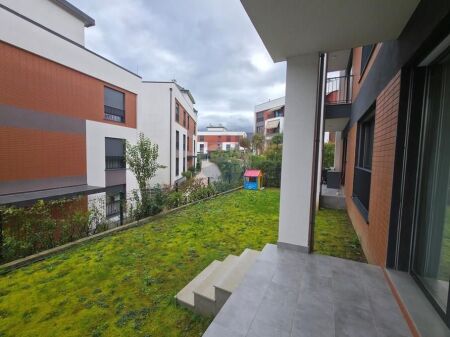 APARTMENT 3+1+2 WITH YARD+2 PARKING SPOTS FOR RENT!