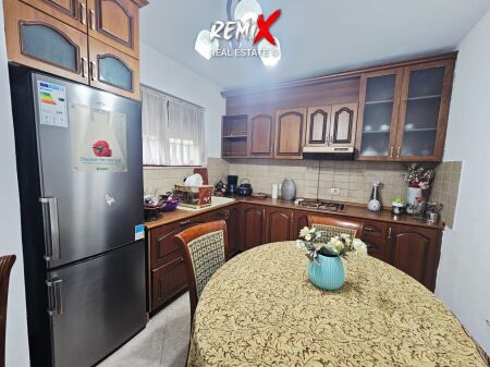 VENDESI APPARTAMENTO 1+1 CON CORTILE – ROCCIA DI KAVAJË