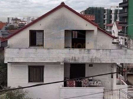 In vendita, Casa privata su 3 piani, Kamez.
