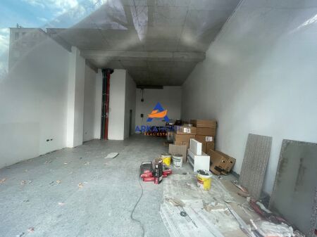 LOCALE COMMERCIALE IN AFFITTO 80M2 "VIA DRITAN HOXHA" 180.000 LEKE