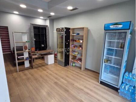 Locale commerciale in affitto – Negozio nella zona di Fresku