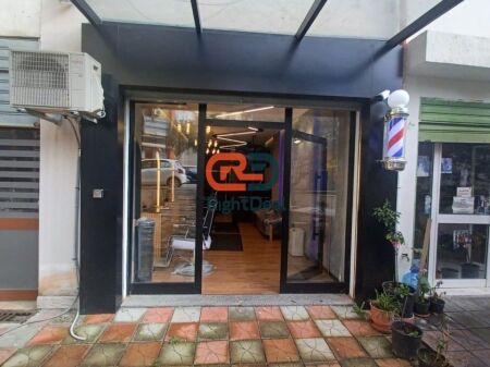 Presso il Comune di Parigi, si affitta un'unità commerciale completamente investita per Barber Shop!