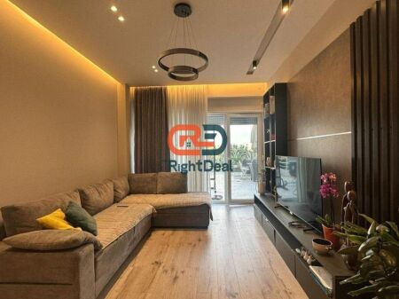 Alla Residenza Kodra E Diellit 2, Vendesi Super Appartamento 3+1, Con Super Vista E A Prezzo Occasione !