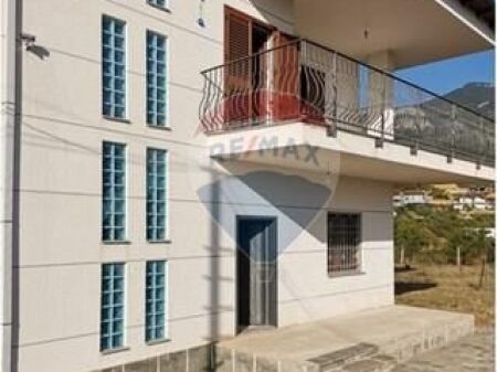 Villa - In Vendita - Tufinë, Tirana 250,000 €
