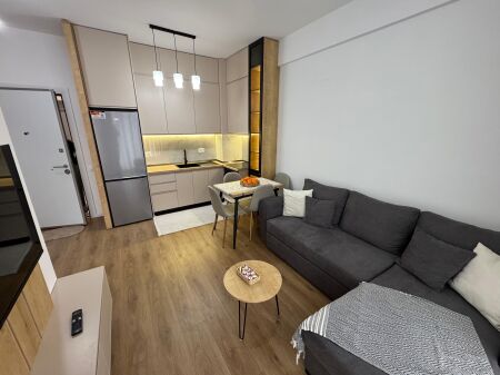 Jepet me qera Apartament 1+1  Adresa : Fresk oxa  Kati 1  E mobiluar  Cmimi 370mij lek