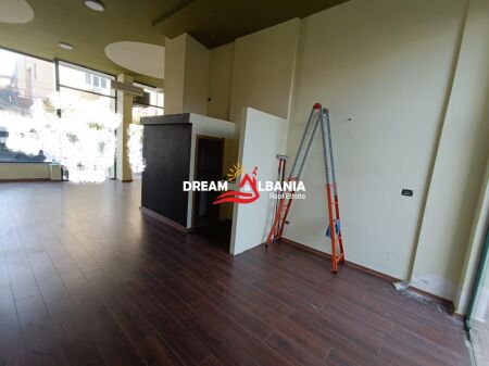 Locale commerciale in affitto in Via Elbasan, Tirana (ID 42711155)