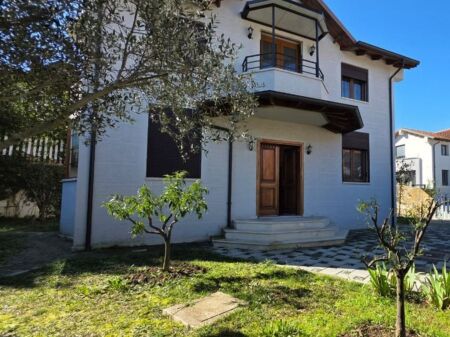  Villa with yard for rent