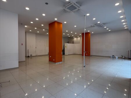 Showroom /Negozio in affitto, vicino a Delijorgji