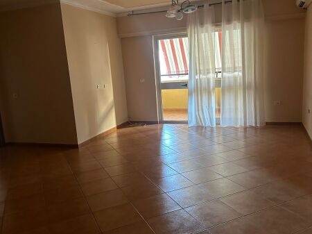 Apartamrnt 2+1 me qira në Bllok