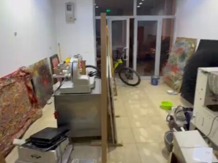 Negozio con una superficie di 75m2, Myslym Shyri dietro l'ufficio postale, 600 euro