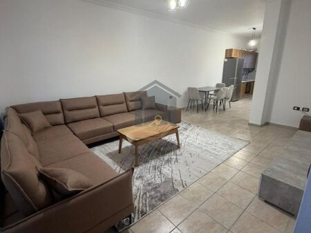 Appartamento elegante 2+1 in affitto nella zona molto richiesta vicino all'ex URT Durres.
