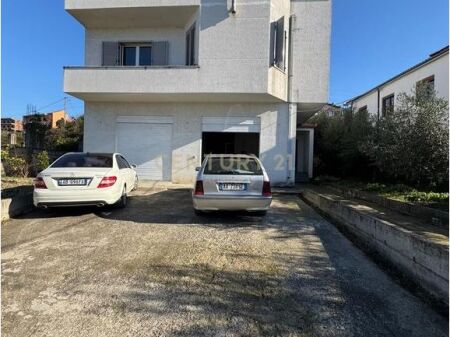 Villa in vendita – Arapaj, Durrës Posizione strategica vicino alla strada principale .