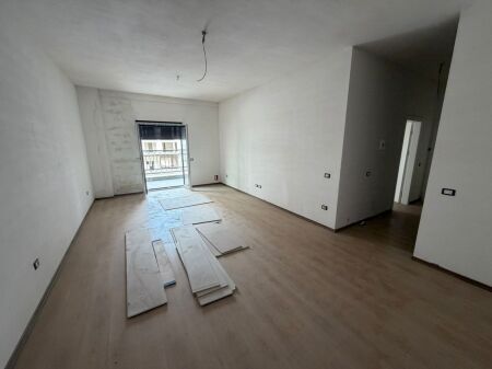 APPARTAMENTO 2+1+2 IN VENDITA A SAUK VECCHIO PRESSO LA RESIDENZA "PORTA TIRANA E RE"!
