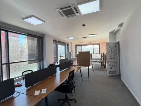 Viene dato uno spazio ufficio di 400 m2 presso Shkolla e Kuqe