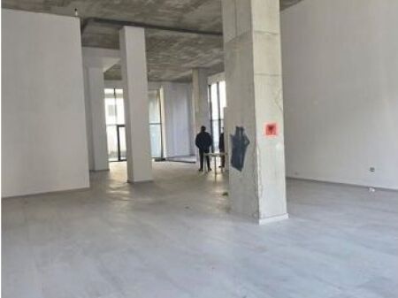 LOCALE COMMERCIALE IN VENDITA 200M2 SULLA STRADA PRINCIPALE, IN CENTRO