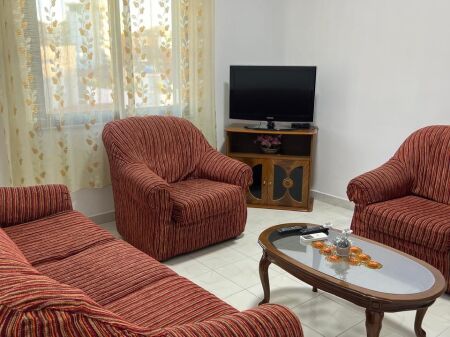 🏢Via Elbasan, vicino all'Ambasciata Americana, affittasi appartamento 2+1 arredato, 45.000 Leke