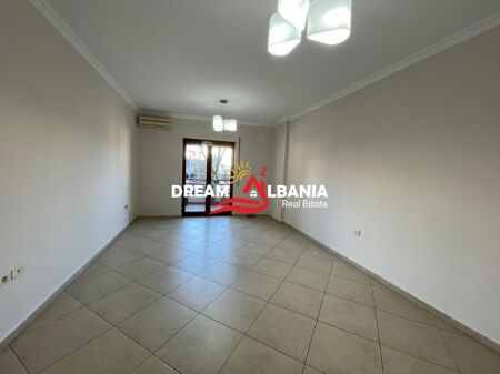 Locale per ufficio in affitto in via Kavaja, vicino a Garden Building (ID 42214500)