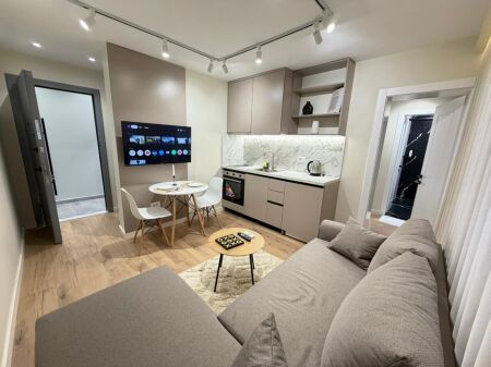  Vendesi 2 Appartamenti 1+1 (separati, vendesi insieme)  Incrocio 21 Dicembre, Tirana Prezzo: 200.000 € (entrambi insieme)
