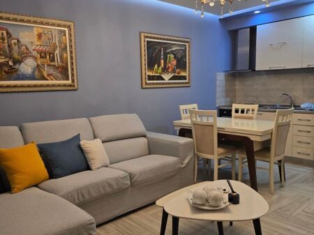 1+1,i mobiluar te ish restorant durresi,600 euro me parkim