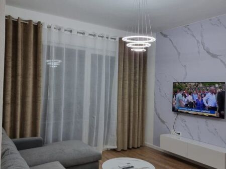 Appartamento 1+1 in Affitto a Komuna e Parisit