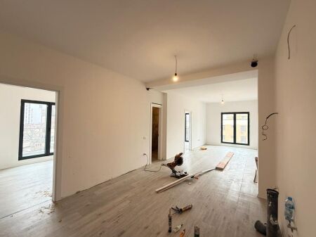 APARTAMENT ME QIRA PËR ZYRA – QENDËR, Tiranë