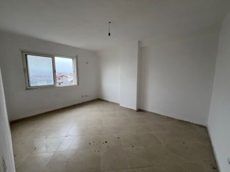 VENDESI APPARTAMENTO 2+1+2, 107 M2 QUARTIERE 18 DURAZZO 110000 EURO