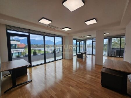 A Lake View, Ufficio In Affitto Con Vista Lago, Insieme A 3 Posti Auto!!!
