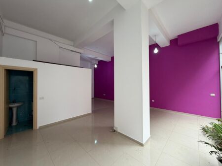 Locale commerciale in affitto ad Astir.