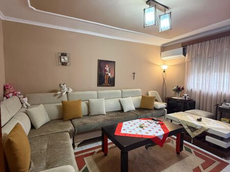 Vendesi in vendita Appartamento 2+1 Via Irfan Tomini, vicino Hotel Diplomat 4° piano, senza ascensore Sup. 73m2   Prezzo: 128.000€