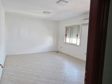 2+1, per banim ose zyra,kompleksi gener 2,stacion treni,500 euro