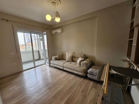 Apartament 1+1 me qira pranë Gjimnazit Partizani