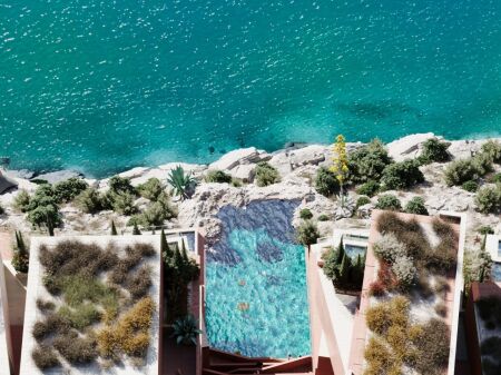 Terrarosa Residence – Borsh, Riviera AlbaneseTerrarosa Residence è un nuovo complesso residenziale in costruzione, situato sulla prima linea sul mare a Borsh, una delle aree in più rapido sviluppo della Riviera Albanese. Il progetto è concepito come una residenza premium con bassa densità edilizia, spazi verdi e architettura mediterranea moderna che si armonizza con la natura circostante. Tutti gli appartamenti hanno una vista panoramica completa sul mare e grandi terrazze attrezzate con jacuzzi private, offrendo un'esperienza di vita da resort durante tutto l'anno. L'orientamento ottimale e gli spazi esterni rendono la proprietà ideale sia per uso personale che per investimento turistico di alto livello. Il complesso includerà: accesso dedicato per i residenti, aree relax e passeggiata, parcheggio privato, standard edilizi elevati e isolamento termico, amministrazione residenziale. La zona di Borsh si sta sviluppando rapidamente ed è considerata una delle destinazioni con il maggior potenziale di crescita del valore nel sud dell'Albania, grazie alla lunghezza della spiaggia, alla natura incontaminata e ai nuovi progetti turistici in sviluppo. Adatto per: case vacanze di lusso, investimento in affitti giornalieri premium, investimento a lungo termine sulla riviera. Sono disponibili diverse tipologie di appartamenti.