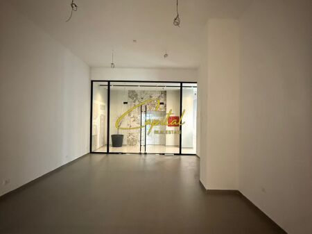 NEGOZIO IN AFFITTO 62 M2 VIA KAVAJES 1.200 EURO