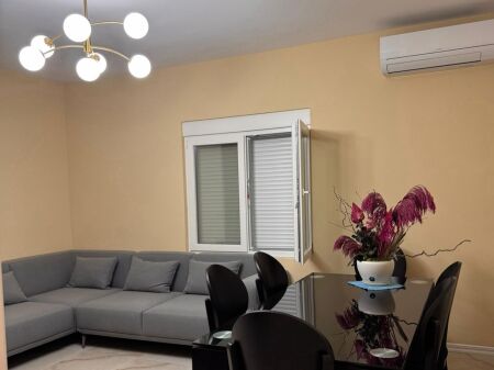 APARTAMENT ME QERA 2+1+2 RRUGA ELBASANIT 1100 EURO