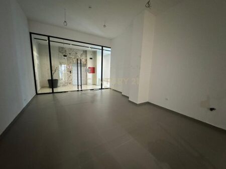 PRESSO GARDEN BUILDING OFFRIAMO LOCALE COMMERCIALE IN AFFITTO 1.200 € /Mese