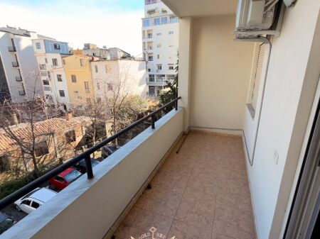 AFFITTO  • 2+1 con 2 balconi Posizione: Pranveraa Durres